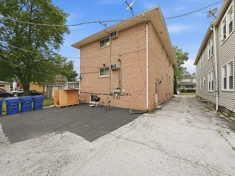 2521 Lewis St — Photo 15
