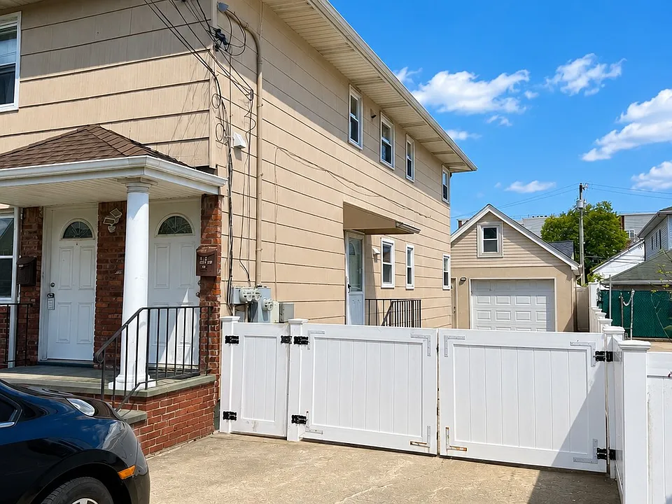 131 Roslyn Rd #1