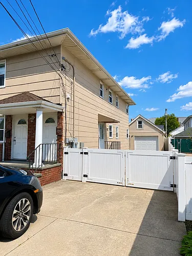 131 Roslyn Rd #1 Photo 1