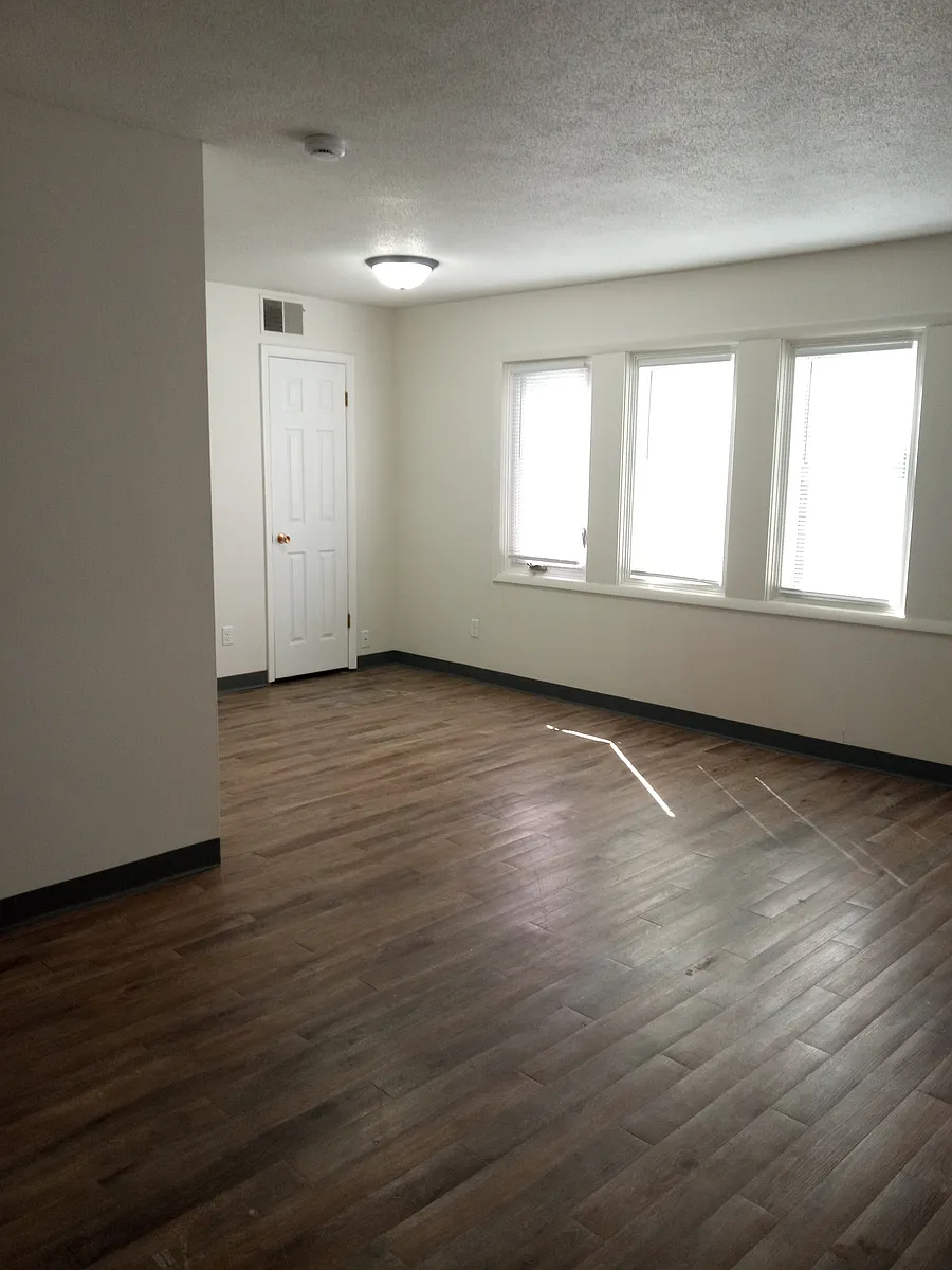 Building Photo - 303 32nd St NE #2