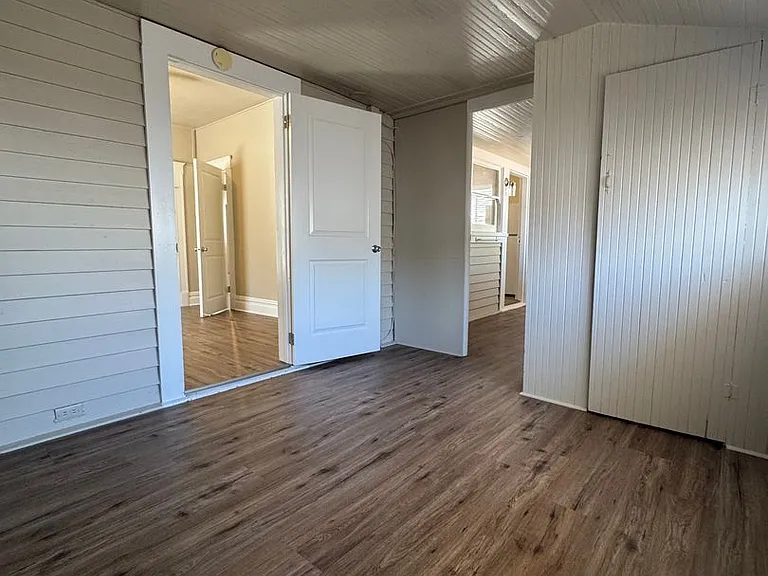 513 E Walnut St — Photo 15