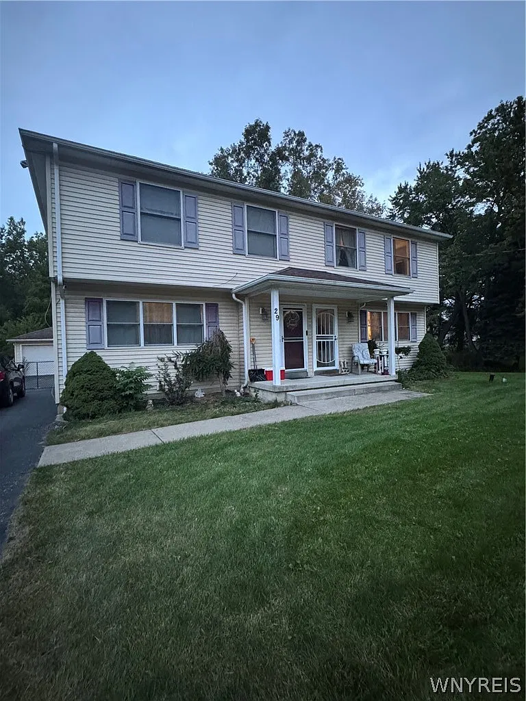 3 bed, 1.5 bath, 2404 sqft, $1,800 — Photo 1