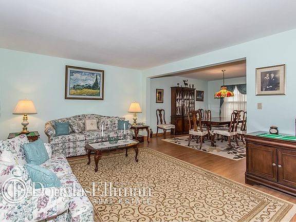 4th image of 40 Chateau Dr