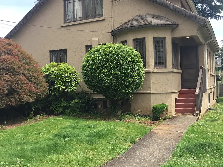 431 NE Garfield St — Photo 1
