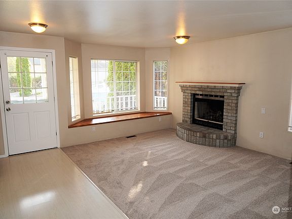 Entry - formal living w/fireplace. Bay window.>
