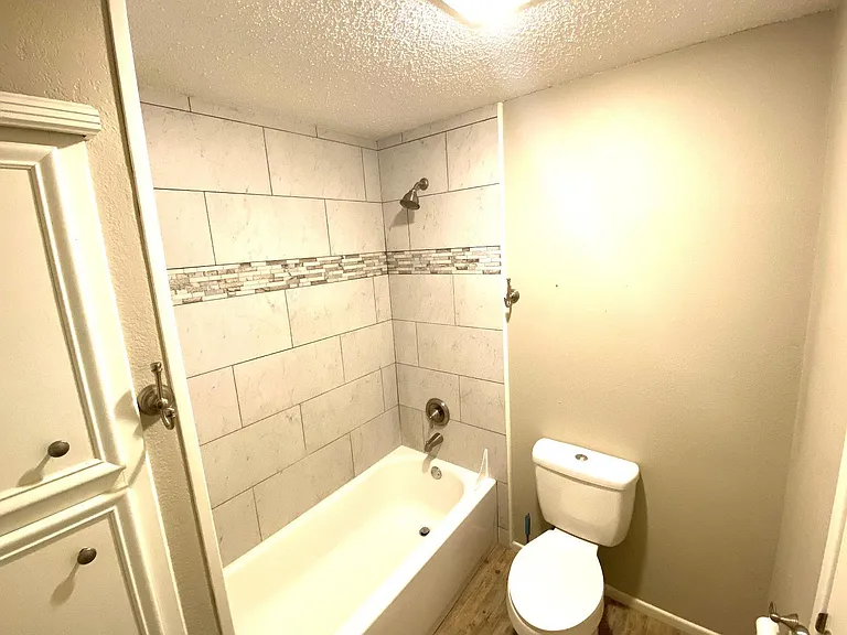 9818 Jordan Ave #B — Photo 11