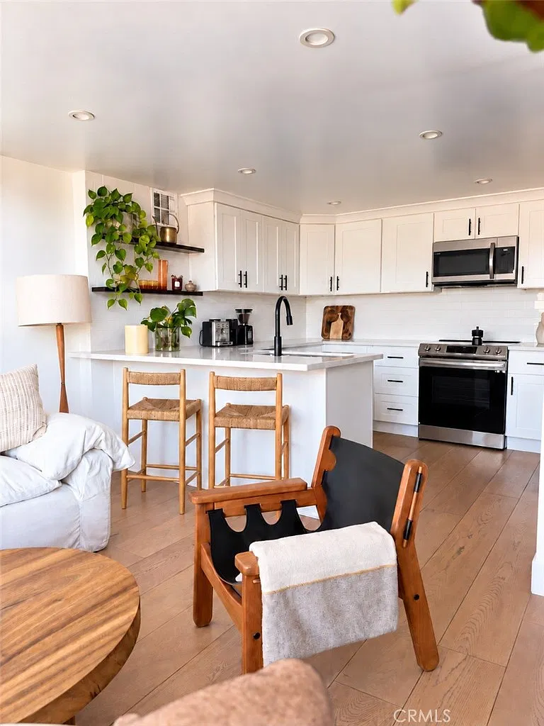 2 bed, 843 sqft, $4,399 — Photo 3