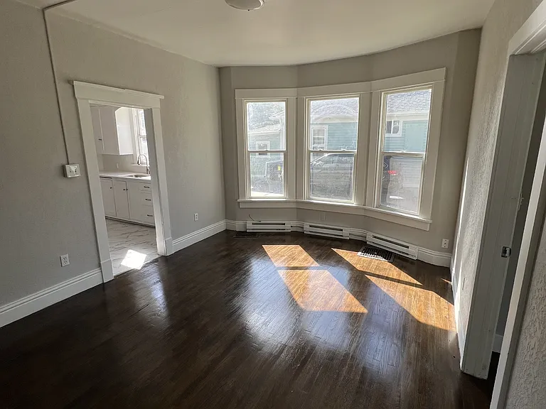 420 Lincoln St — Photo 2