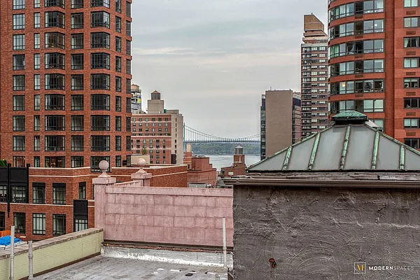 Sold by Modern Spaces | media 5