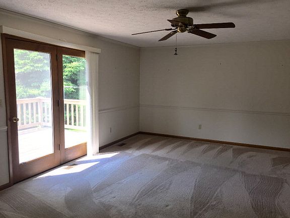 5th image of 1375 Hillcrest Dr