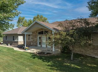 1253 Hillview Ct NE, Swisher, IA 52338