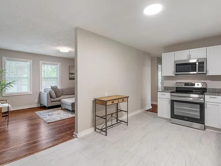601 E Eisenhower Rd — Photo 2