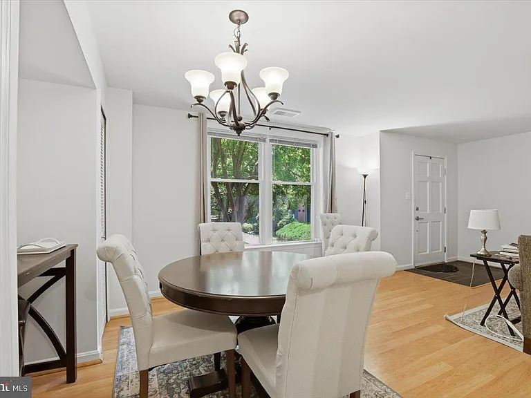 545 Colecroft Ct — Photo 5