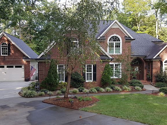 Nicely landscaped...
