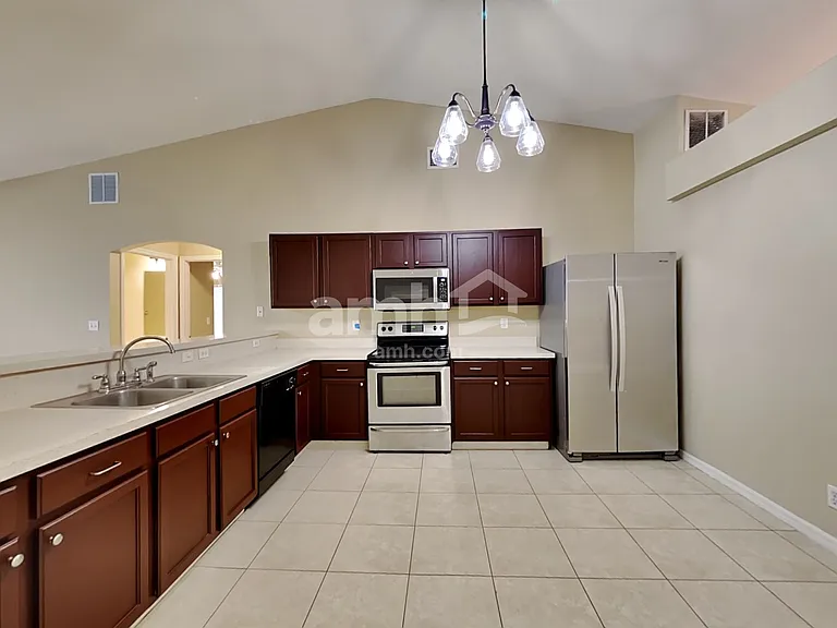 2538 SW Dawn St — Photo 3
