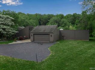 4880 Cliffside Dr W, Clarence, NY 14031