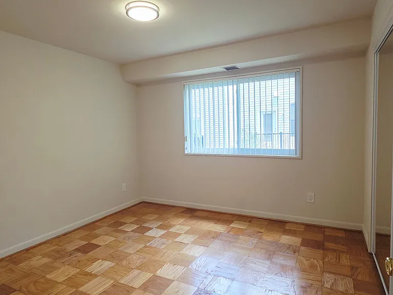 Columbia Courts Apartments — Photo 16