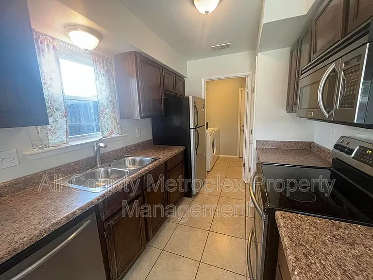 431 Malden Dr — Photo 5