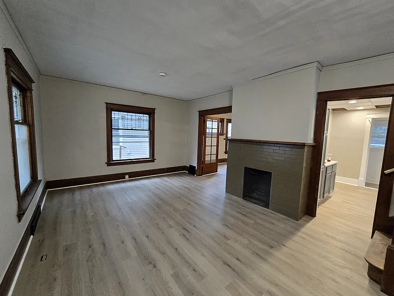 349 17th St SE — Photo 2