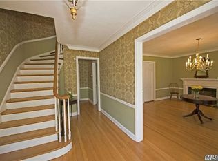 215 W Neck Rd, Huntington, NY 11743