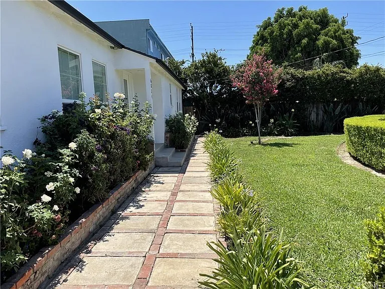 6824 Tobias Ave — Photo 2