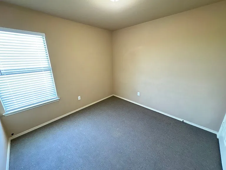 2725 Lovers Ln — Photo 24