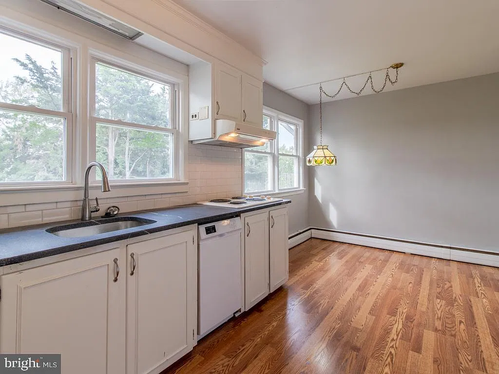 3 bed, 986 sqft, $2,000 — Photo 2
