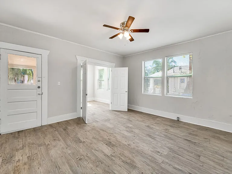 310 E Lambright St — Photo 3