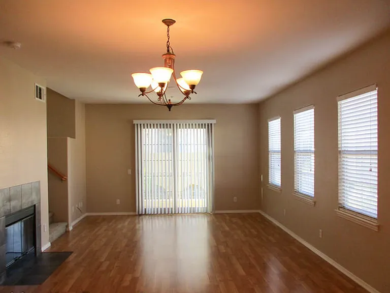 323 Bishop Dr — Photo 6