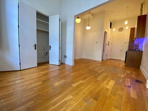 2nd image of 947 Willoughby Ave #204