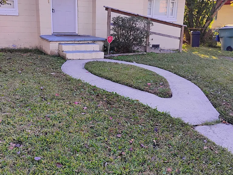912 Carver St — Photo 5
