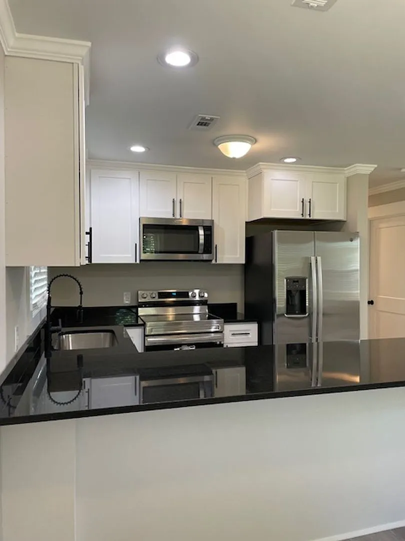 Charming 3 BR, 2 BA Bungalow just minutes from Downtown Greenville! — Photo 4