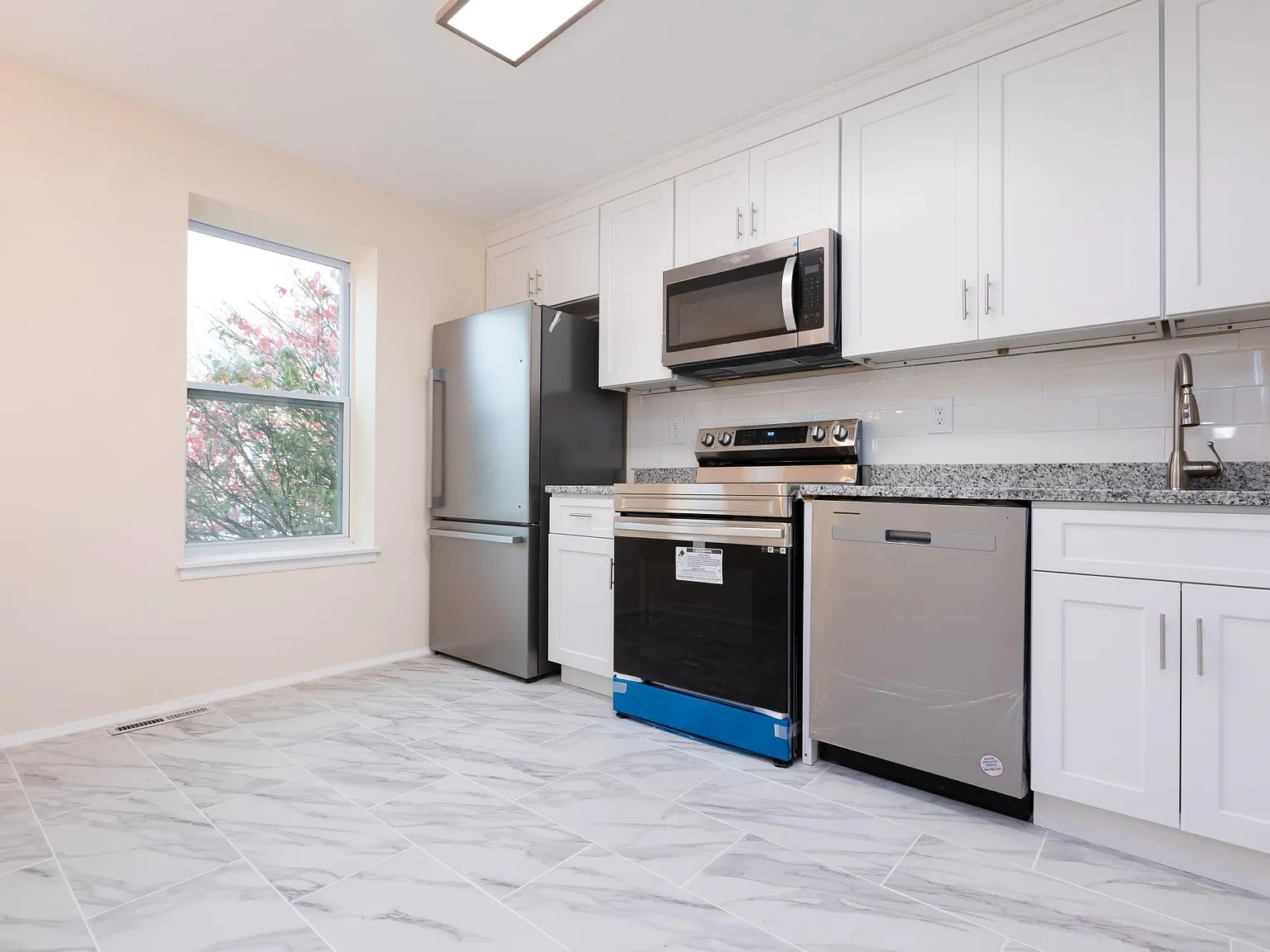 3 bed, 3.5 bath, 1728 sqft, $3,100 — Photo 3
