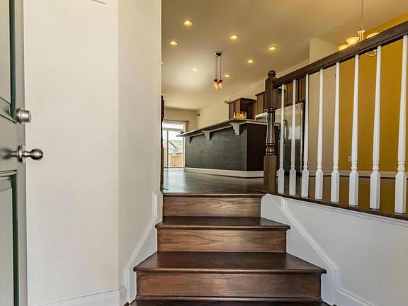 2nd image of 122 Kingsley Dr