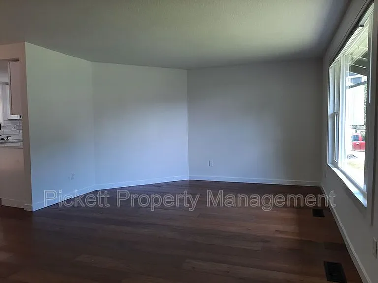 212 NE Torval Canyon Rd — Photo 4