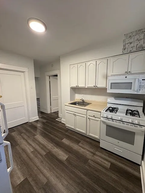 Building Photo - 527 Halsey Ave #1
