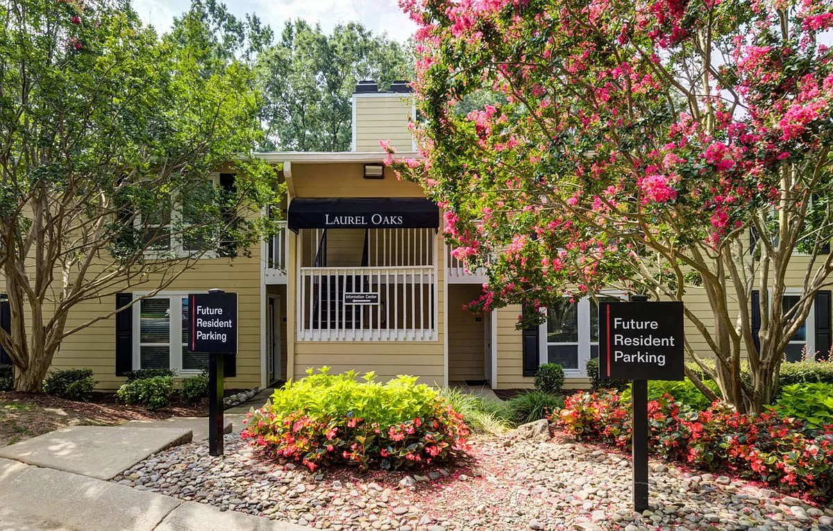 Building Photo - Laurel Oaks