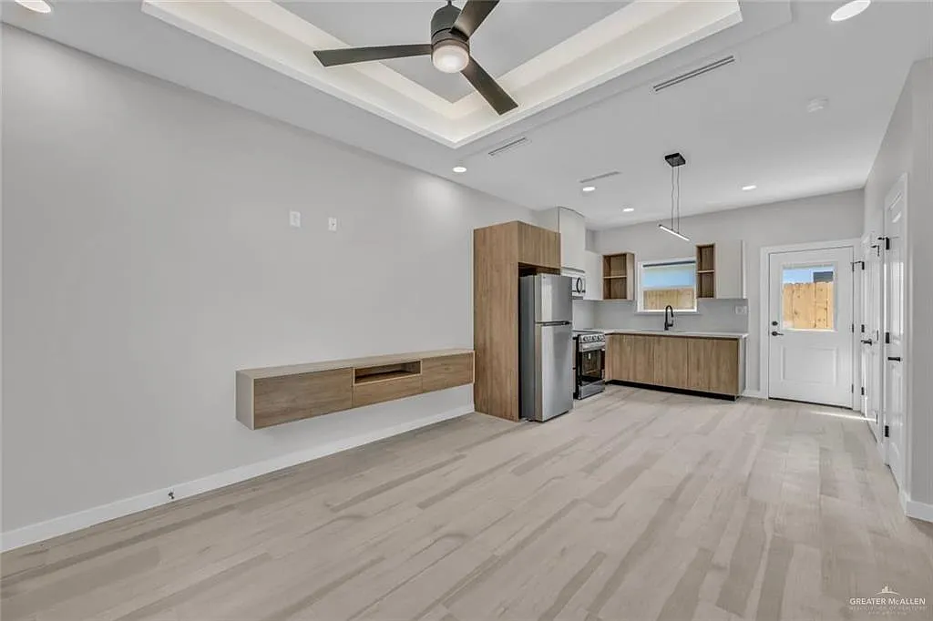 3 bed, 2.0 bath, 1064 sqft, $1,350 — Photo 3