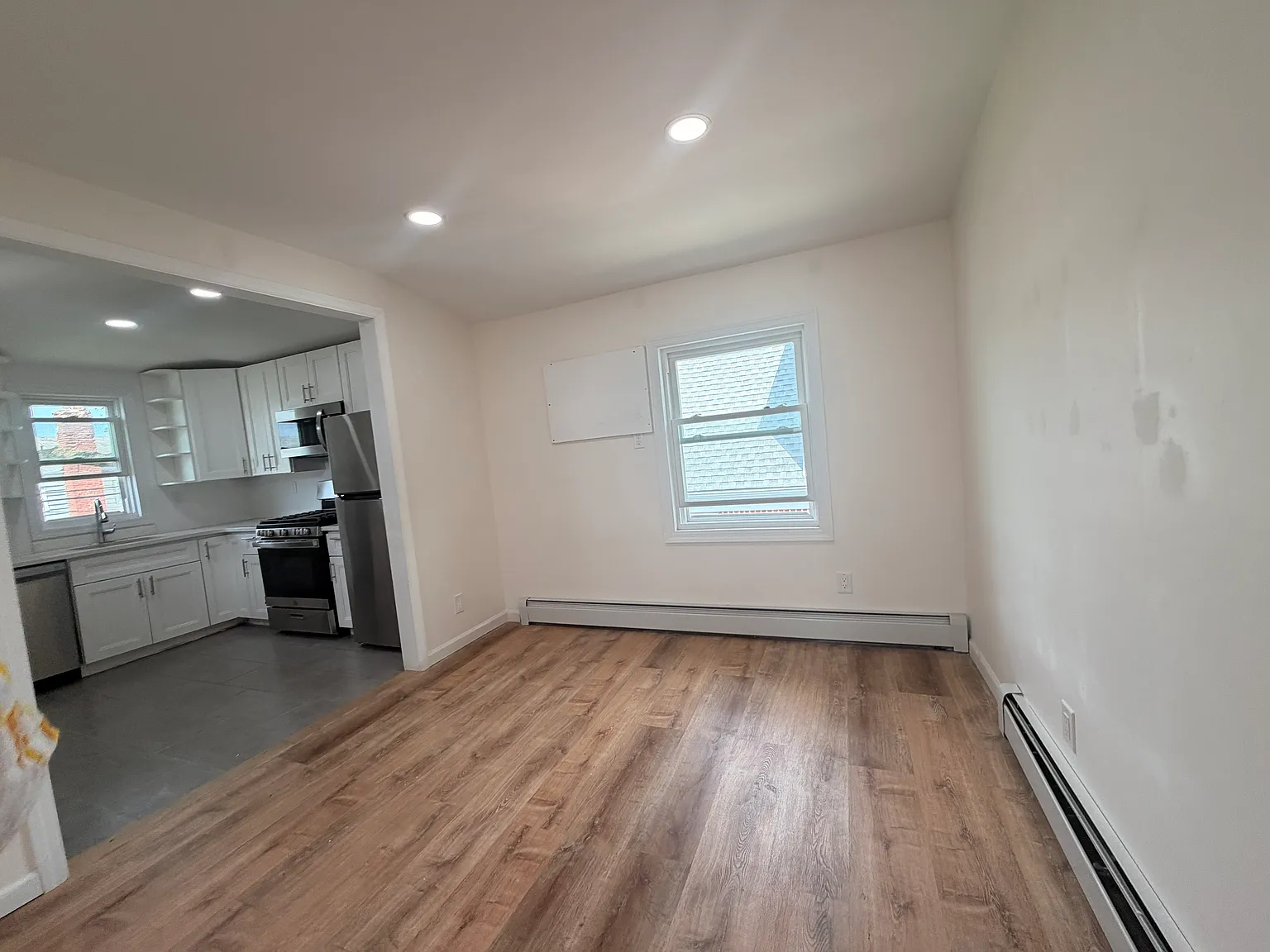 3 bed, 1000 sqft, $3,200 — Photo 3