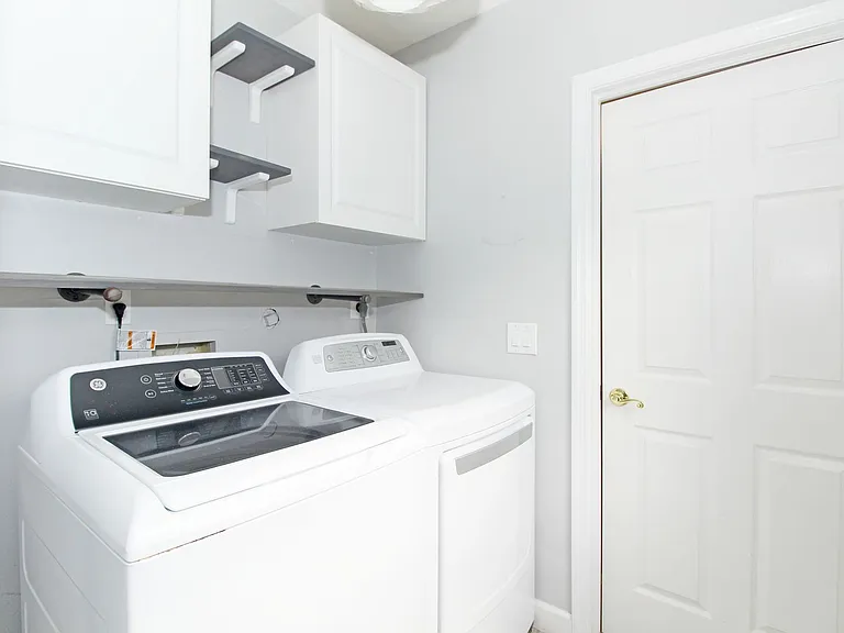 896 Rose Ct — Photo 33