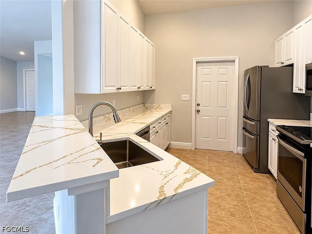 4 bed, 2.0 bath, 2372 sqft, $2,100 — Photo 4