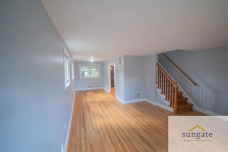 3 bed, 2.0 bath, 1360 sqft, $2,400 — Photo 2
