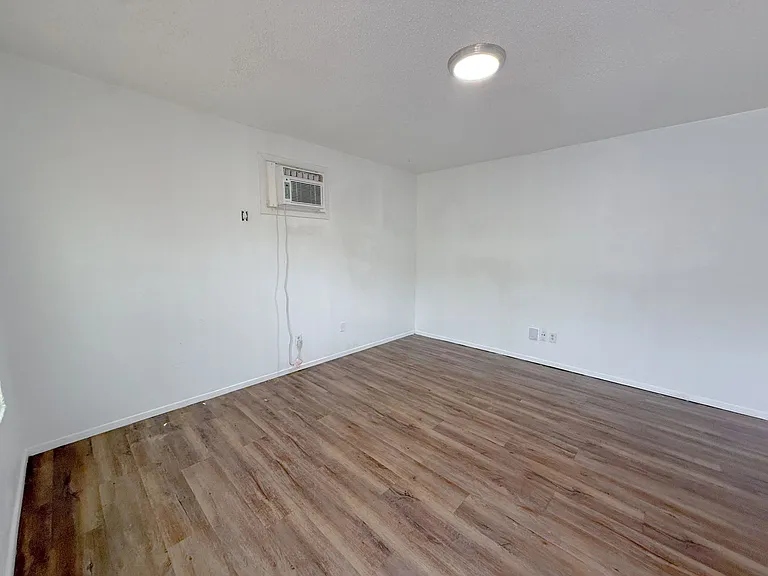 New West Apartments — Photo 19