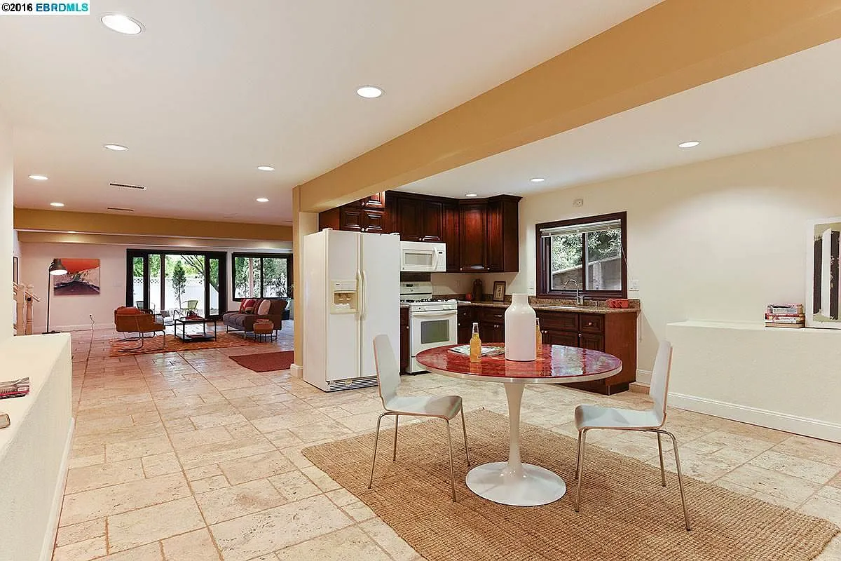 1530 Summit Rd — Photo 3