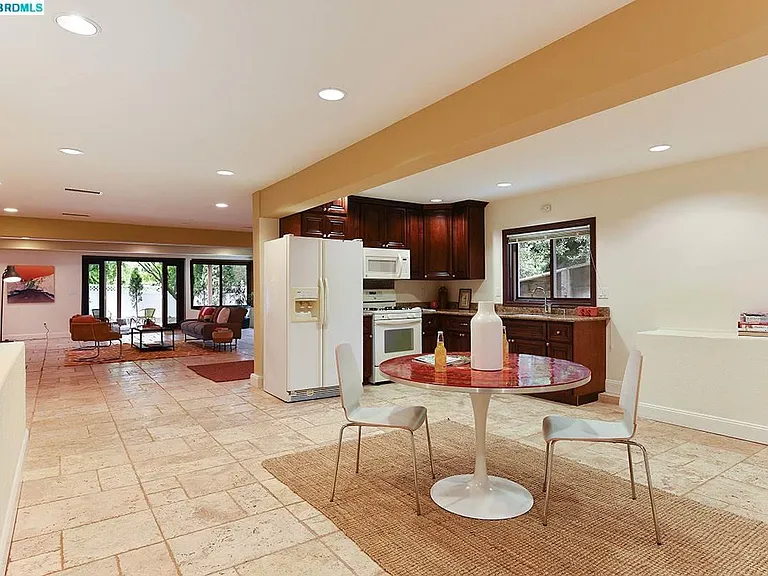 1530 Summit Rd — Photo 3