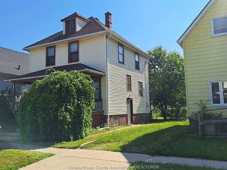 363 McKay Ave — Photo 2