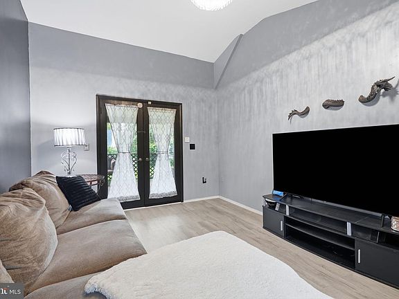 3rd image of 52 Robin Hill Ln
