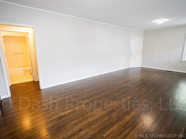 1119 S Florence Ave — Photo 14