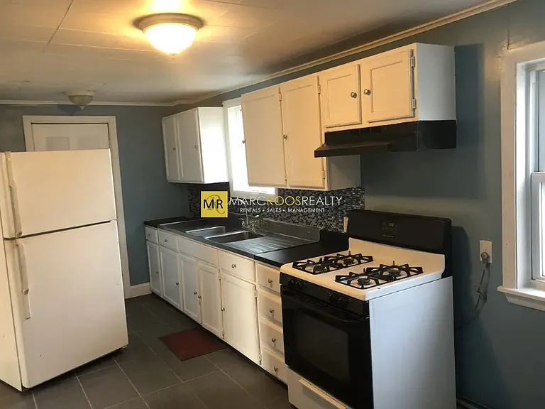 85R Glen St — Photo 2