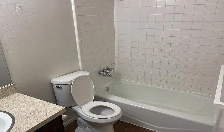 2434 Louise St — Photo 7